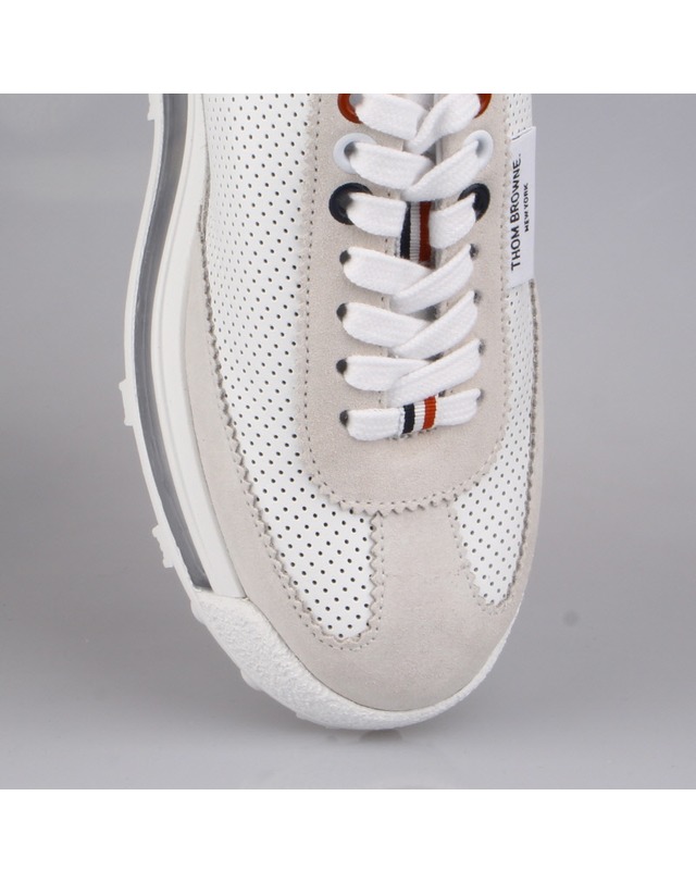 톰브라운 [THOM BROWNE] 테크 러너 클리어솔 스니커즈 FFD120B 05584 100 착용컷