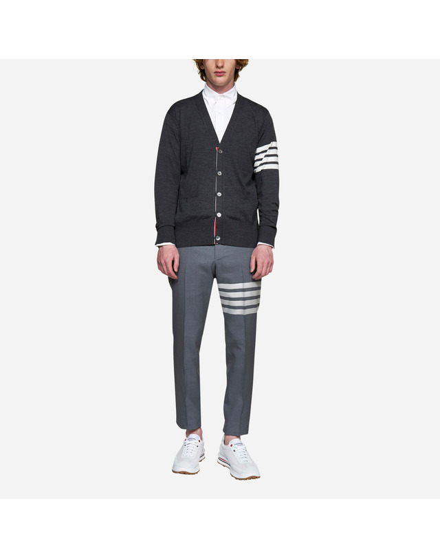 톰브라운 [THOM BROWNE] 메리노울 클래식 브이넥 가디건 MKC002A Y1014 022 착용컷