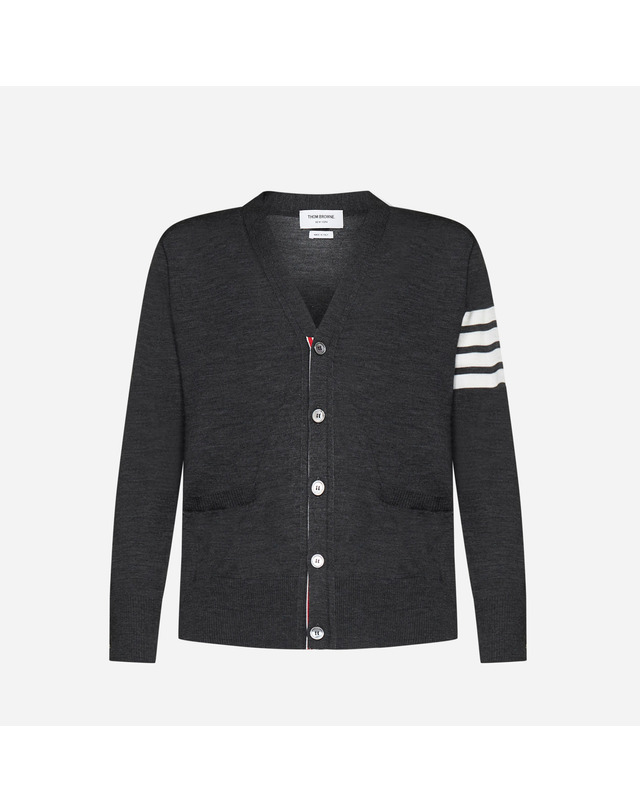 톰브라운 [THOM BROWNE] 메리노울 클래식 브이넥 가디건 MKC002A Y1014 022 착용컷