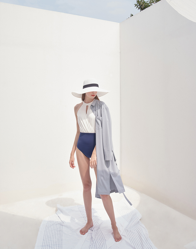 벨로디네라 Celie swimsuit White&Blue 착용컷