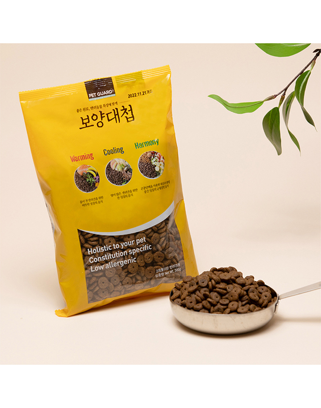 브이펫 보양대첩 강아지사료 워밍 연어와강황 1.8KG 착용컷