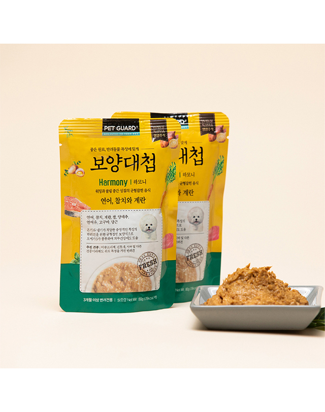 브이펫 보양대첩 강아지파우치 하모니 연어와 참치 80G 10팩 착용컷