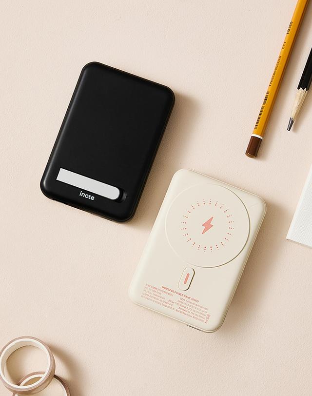 아이노트 [아이노트] 맥세이프 무선 충전 10000mAh 보조배터리 PB100L (블랙/베이지) 착용컷