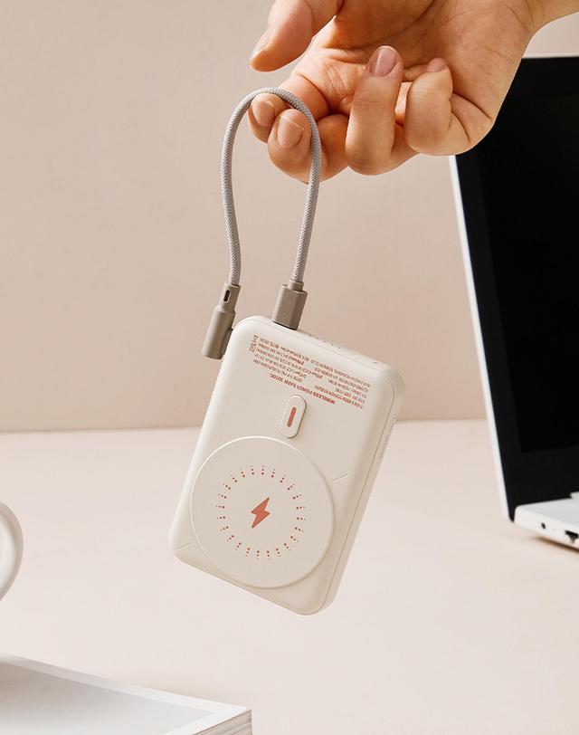 아이노트 [아이노트] 맥세이프 무선 충전 10000mAh 보조배터리 PB100L (블랙/베이지) 착용컷