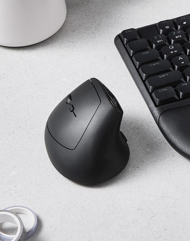 아이노트 [아이노트] 저소음 인체공학 버티컬 마우스 VM560RB (오른손/왼손용) 착용컷