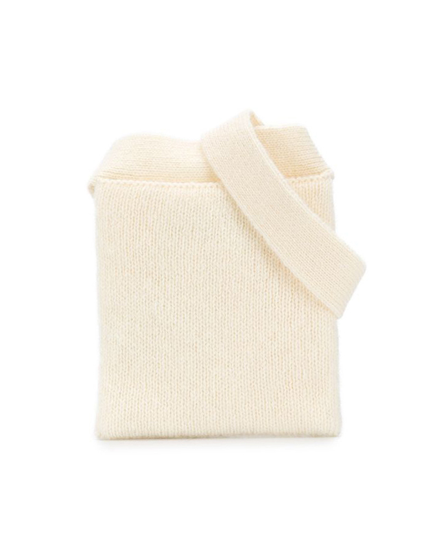 르메르 스트랩 울 니트 벨트백 아이보리 KN478LK085 001 착용컷