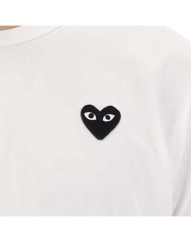 꼼데가르송 26SS 꼼데가르송 블랙 하트 와펜 반팔 티셔츠 AX T064 WHITE 착용컷