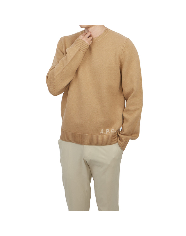 아페쎄 아페쎄 남성 니트 WVBAZ H23059 TCB CAMEL ECRU 착용컷