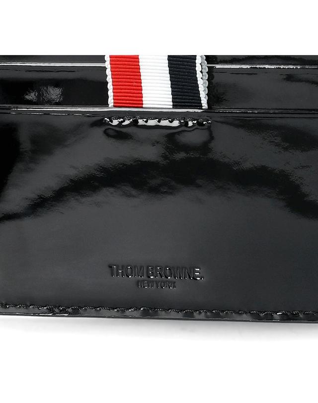 톰브라운 26SS 톰브라운 페이던트 4바 노트 컴파트먼트 카드지갑 MAW220A L0020 001 착용컷