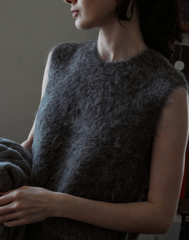 스텝어라운드 Hairy Alpaca vest (charcoal) 그레이 착용컷