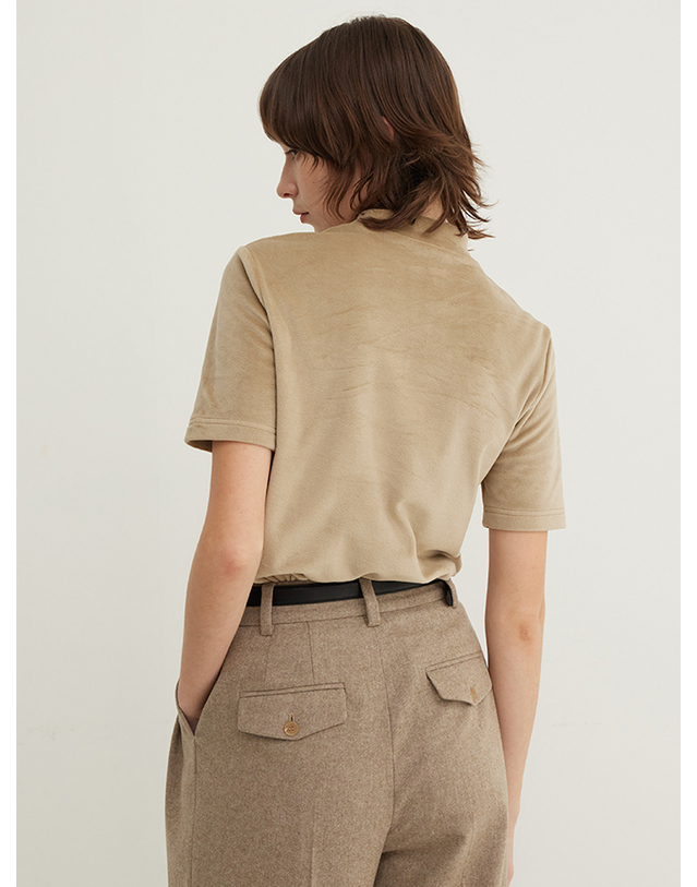 스텝어라운드 Velvet Mock Neck T Shirts_BEIGE 베이지 착용컷