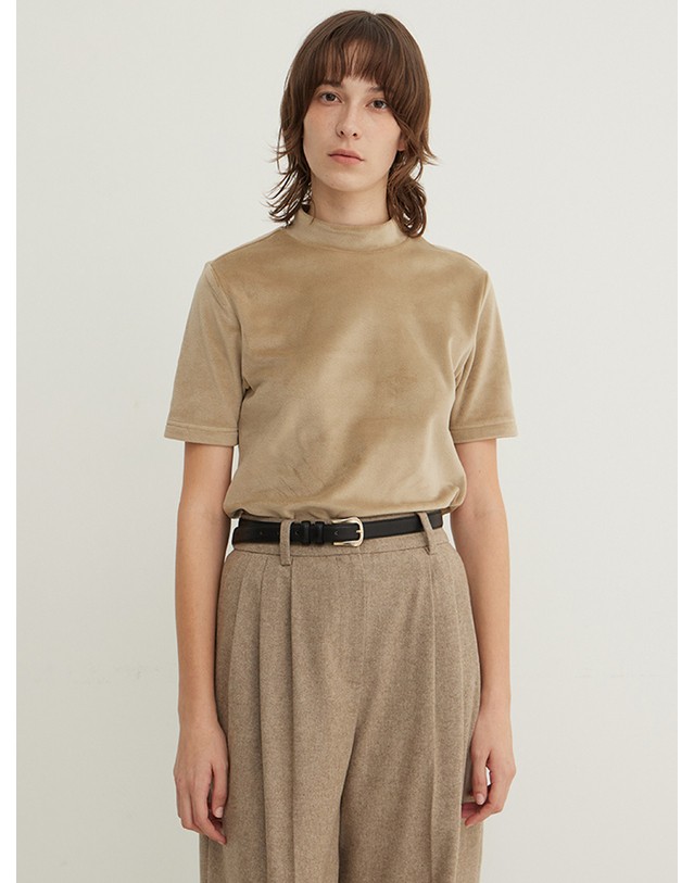 스텝어라운드 Velvet Mock Neck T Shirts_BEIGE 베이지 착용컷