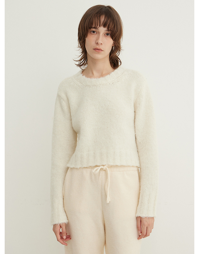 스텝어라운드 Brushed Crop Round knit_SNOW PEARL 착용컷