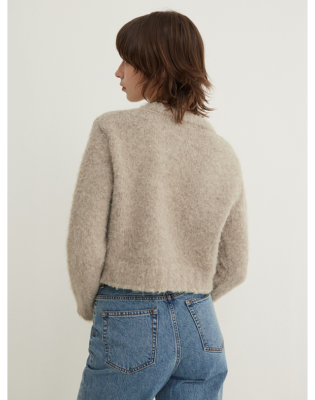 스텝어라운드 Brushed Crop Round knit_SANDSTONE 착용컷