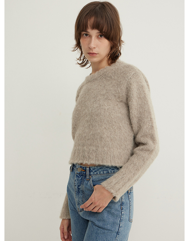 스텝어라운드 Brushed Crop Round knit_SANDSTONE 착용컷