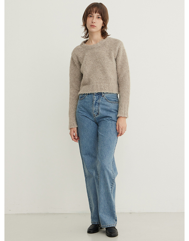 스텝어라운드 Brushed Crop Round knit_SANDSTONE 착용컷