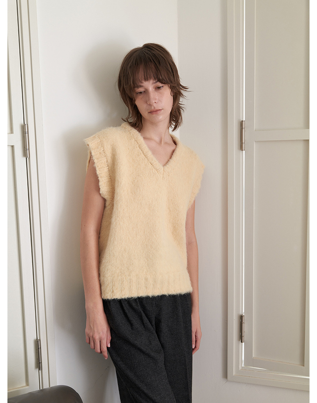 스텝어라운드 Brushed Knit Vest_BUTTER CREAM 착용컷