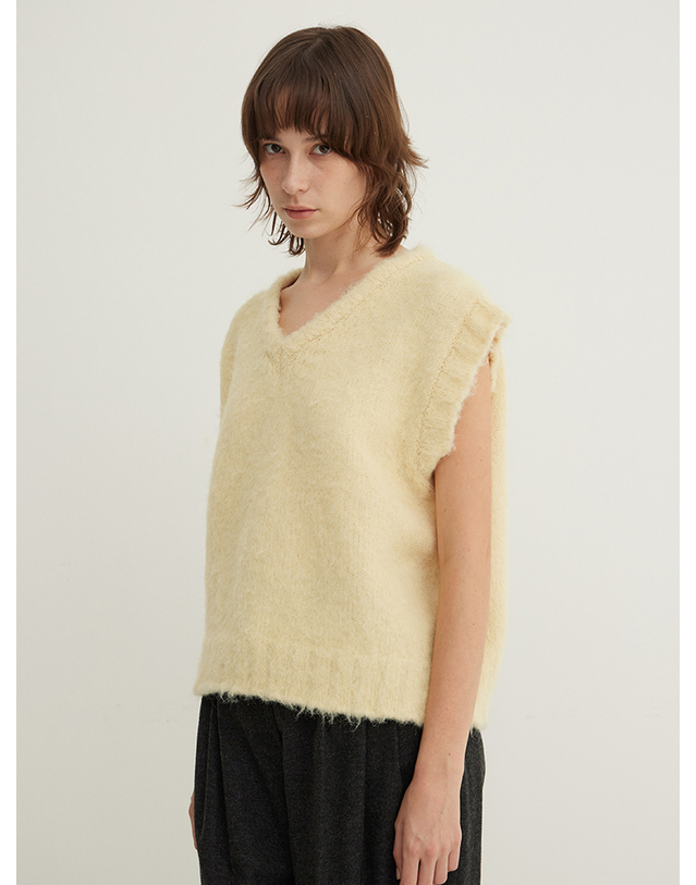 스텝어라운드 Brushed Knit Vest_BUTTER CREAM 착용컷