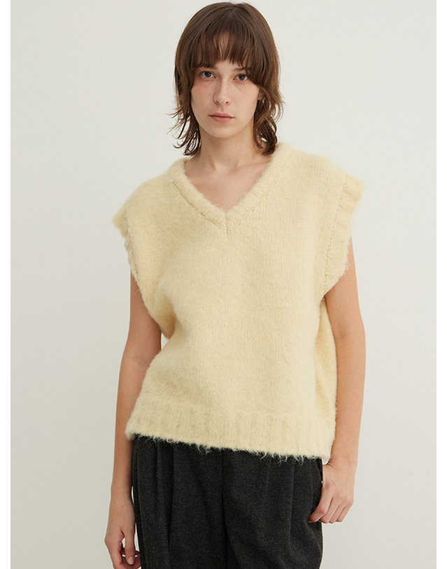 스텝어라운드 Brushed Knit Vest_BUTTER CREAM 착용컷
