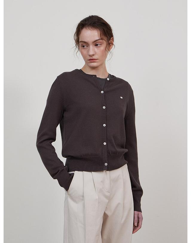 스텝어라운드 SOFT COTTON BASIC ROUND CARDIGAN_WARM CHARCOAL 레드 착용컷
