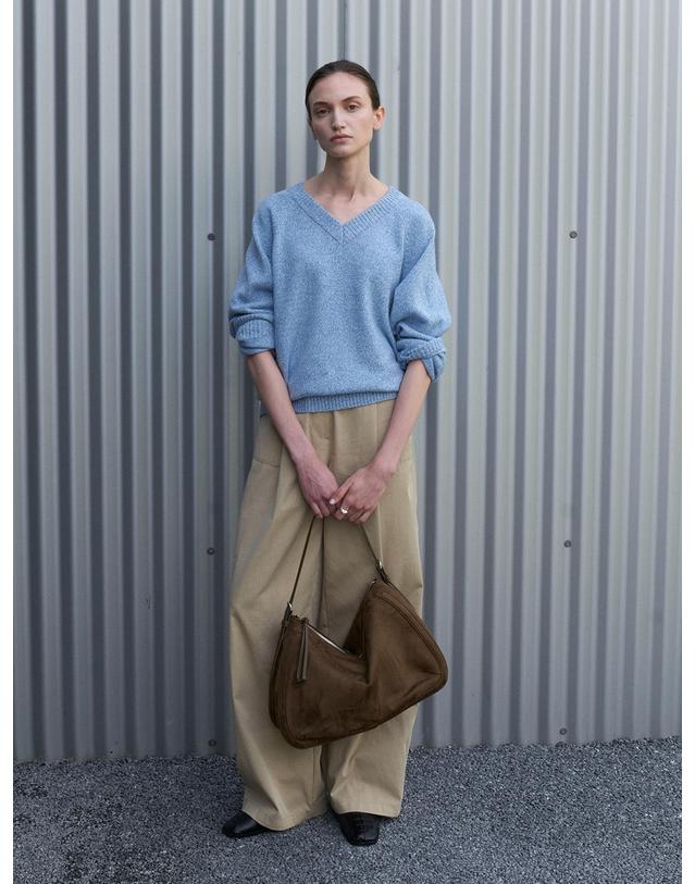 스텝어라운드 Cashmere reglan v neck knit_SOFT BLUE 착용컷