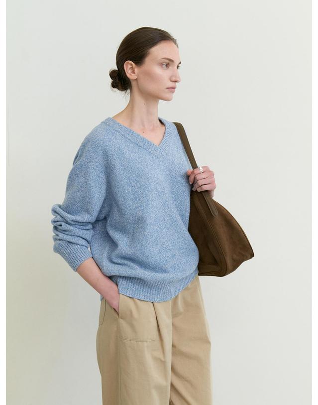 스텝어라운드 Cashmere reglan v neck knit_SOFT BLUE 착용컷