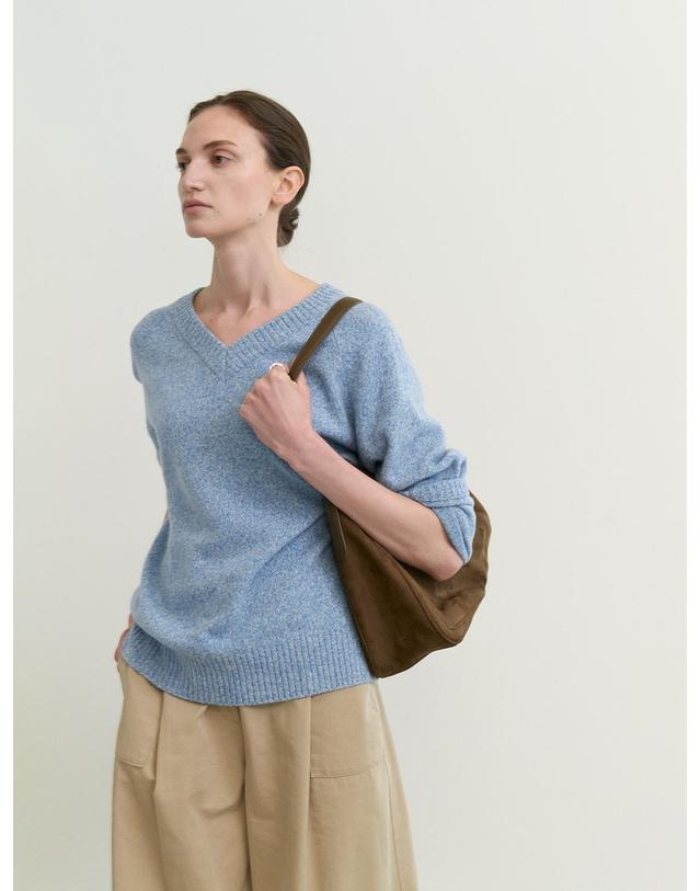 스텝어라운드 Cashmere reglan v neck knit_SOFT BLUE 착용컷