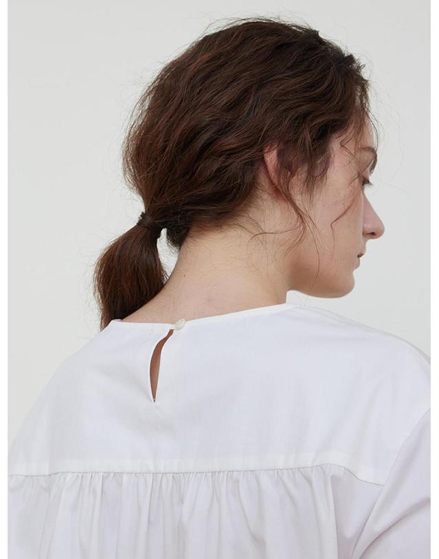 스텝어라운드 Back shirring detail blouse_WHITE 화이트 착용컷