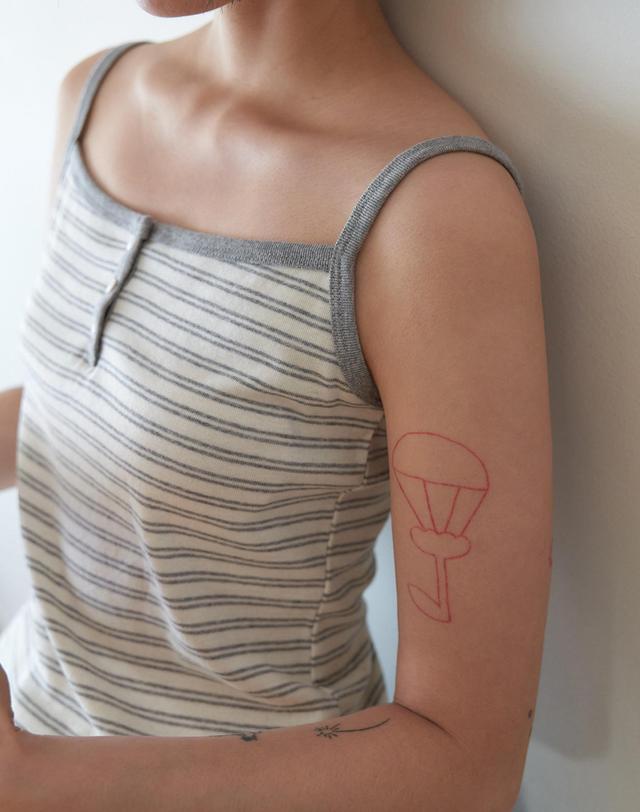 스텝어라운드 Soft stripe sleeveless top_GREY 그레이 착용컷