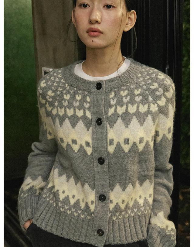 스텝어라운드 Nordic Classic Wool Cardigan_GREY 그레이 착용컷
