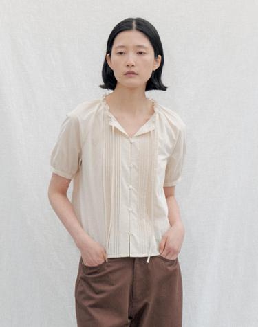 Pintuck Strap Half Sleeve Blouse_LIGHT BEIGE