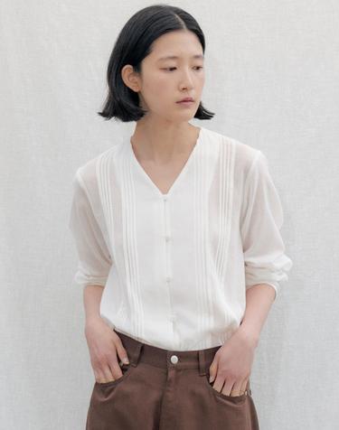 Soft Pintuck V-Neck Blouse_IVORY