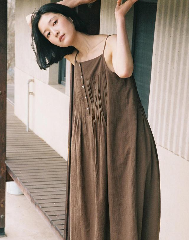 스텝어라운드 Pintuck Button Slip Dress_BROWN 착용컷