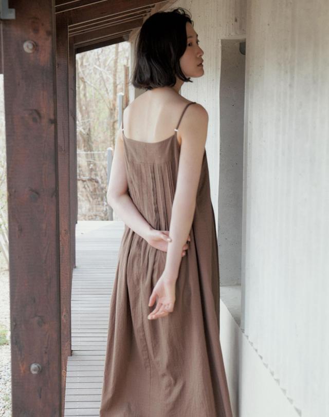 스텝어라운드 Pintuck Button Slip Dress_BROWN 착용컷
