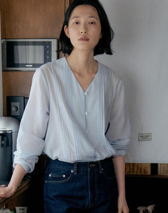 스텝어라운드 Soft Pintuck V-Neck Blouse_SKY BLUE 착용컷