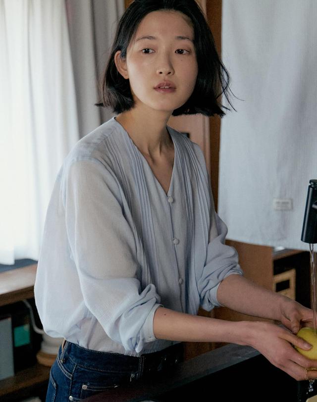 스텝어라운드 Soft Pintuck V-Neck Blouse_SKY BLUE 착용컷