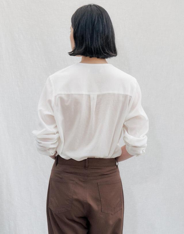 스텝어라운드 Soft Pintuck V-Neck Blouse_IVORY 아이보리 착용컷