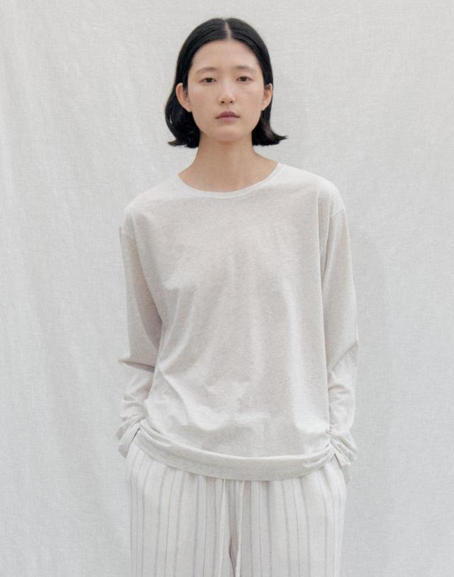 스텝어라운드 Loose Fit Cotton Long Sleeve Tee_OATMEAL 화이트 착용컷