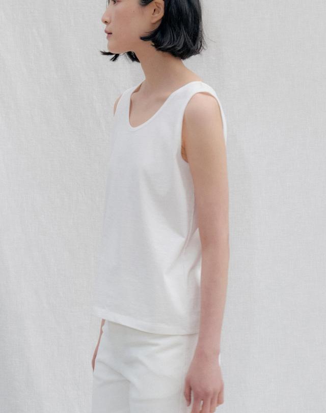 스텝어라운드 Boxy Fit Cotton Sleeveless Tee_WHITE 화이트 착용컷