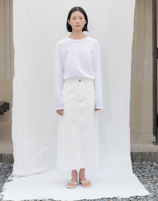 스텝어라운드 Edge Cutting Denim Skirt_WHITE 아이보리 착용컷