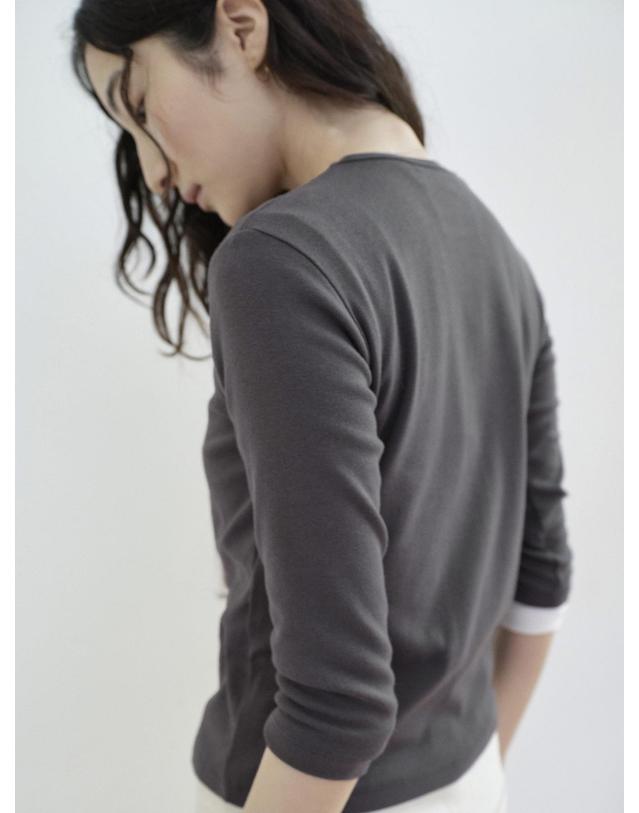 스텝어라운드 Basic 3/4 Sleeve Slim TEE_CHARCOAL 착용컷
