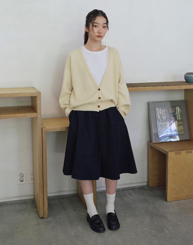 스텝어라운드 Superfine Wool Deep V-Neck Cardigan_BUTTER CREAM 착용컷