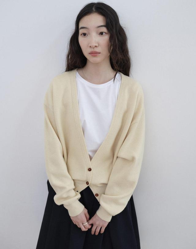 스텝어라운드 Superfine Wool Deep V-Neck Cardigan_BUTTER CREAM 착용컷
