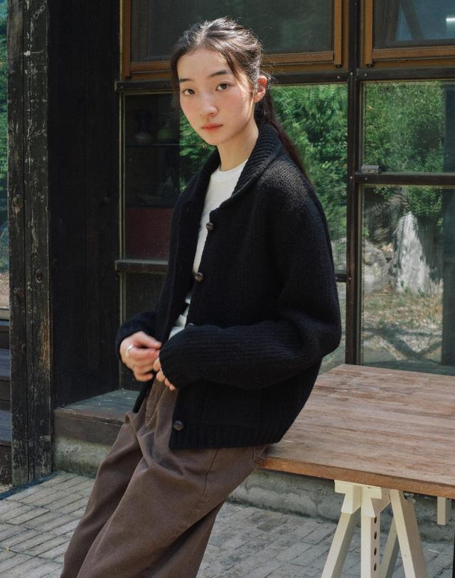 스텝어라운드 Shetland Wool Collar Crop Cardigan_BLACK 착용컷