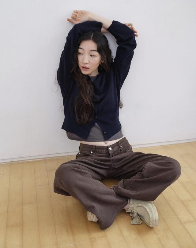 스텝어라운드 Cashmere whole garment round cardigan_NAVY 착용컷