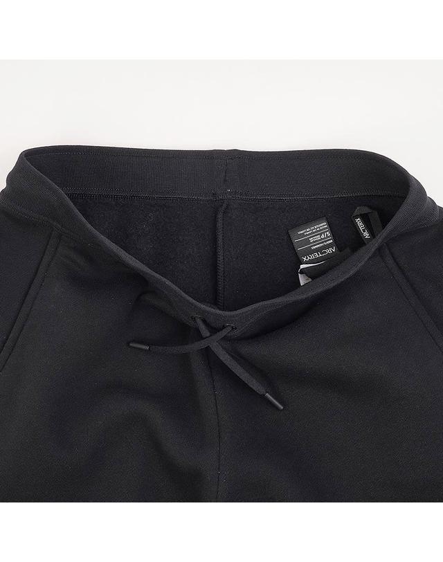 아크테릭스 [아크테릭스] FW25 남성 엠블럼 플리스 조거팬츠 X000010393 BLACK 착용컷