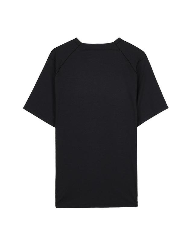 아크테릭스 [아크테릭스] SS26 남성 코막 로고 반팔 티셔츠 X000010293 BLACK 착용컷