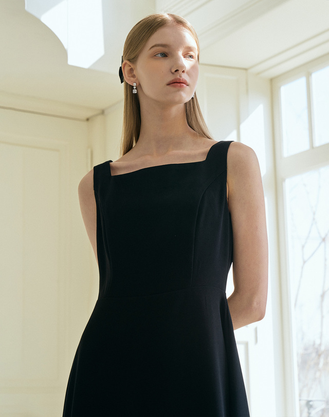 엠므 ARMIS Square neck Sleeveless Flared Dress_Black 착용컷