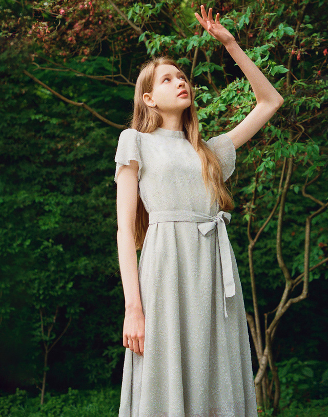 엠므 ELLA Mock neck Petal Sleeve Strap Dress_Mint 착용컷