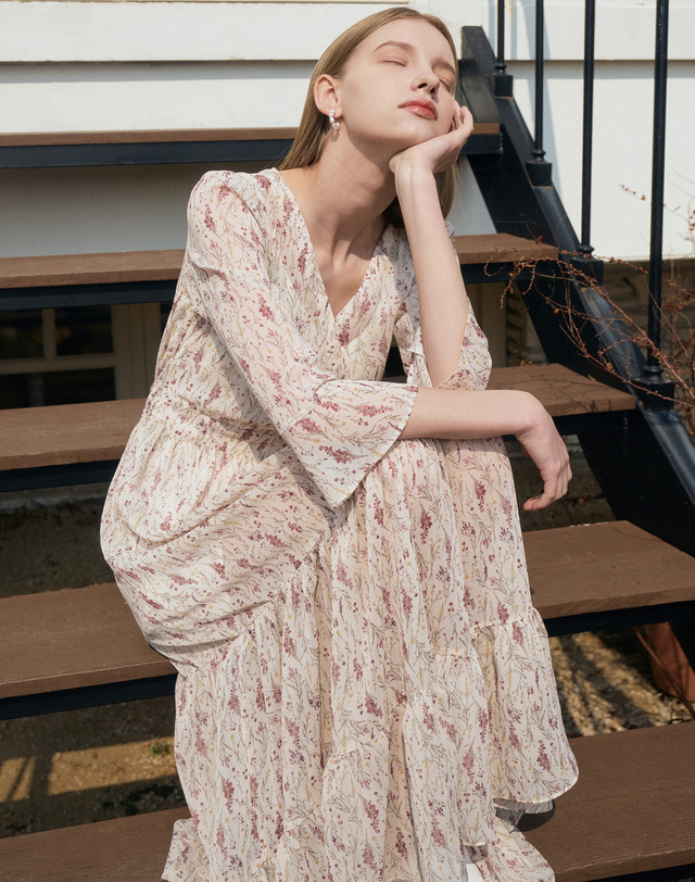 엠므 VANESSA Vneck Flower Chiffon Tiered Dress_Ivory 착용컷